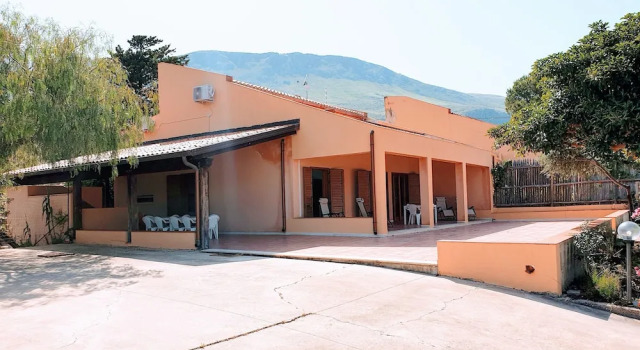 Villa Baialuce a stone's throw from the Faraglioni and the Zingaro Reserve