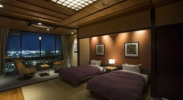 Yamashiro Onsen Midori no Yado Bansyoukaku, Rezerwuj Hotel Hotele w Ishikawa z basenem, Basen