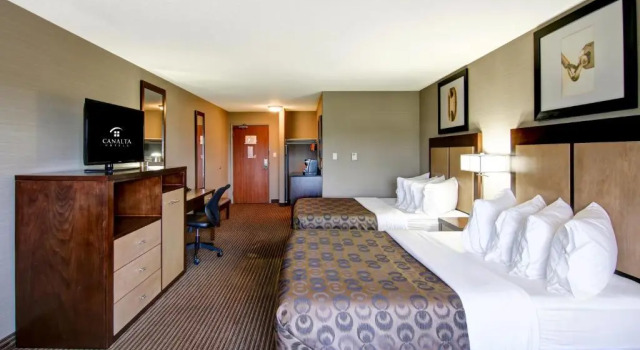 Четырёхместный номер Standard Canalta Hotel Lac La Biche