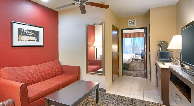 Четырёхместный люкс c 1 комнатой Holiday Inn & Suites Salt Lake City - Airport West by IHG