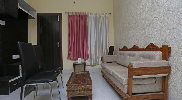 OYO 10339 SR Corporate Guest House, Prenota Affittacamere Hotel a Orissa con parcheggio, Parcheggio