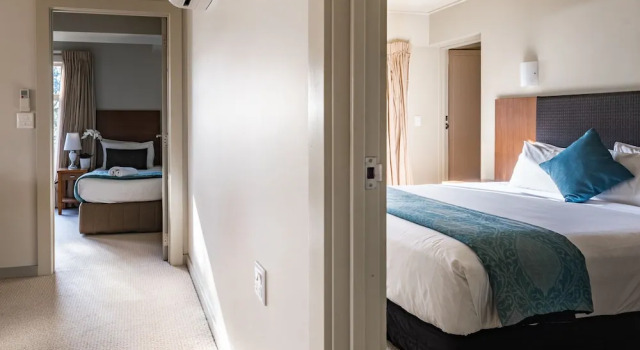 Люкс с 2 комнатами с балконом и с видом на гавань Ocean Breeze Hotel