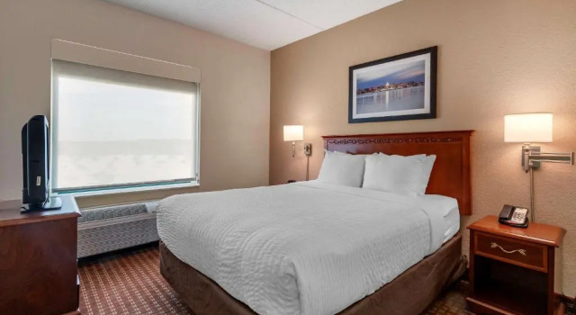 Люкс c 1 комнатой Clarion Suites at The Alliant Energy Center