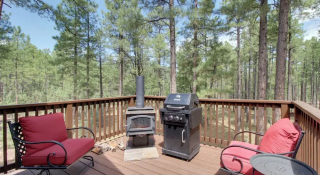 Апартаменты 1 Mi to Rainbow Lake: Wooded Retreat w/ Deck!