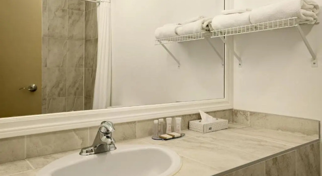 Люкс Days Inn by Wyndham Montreal East