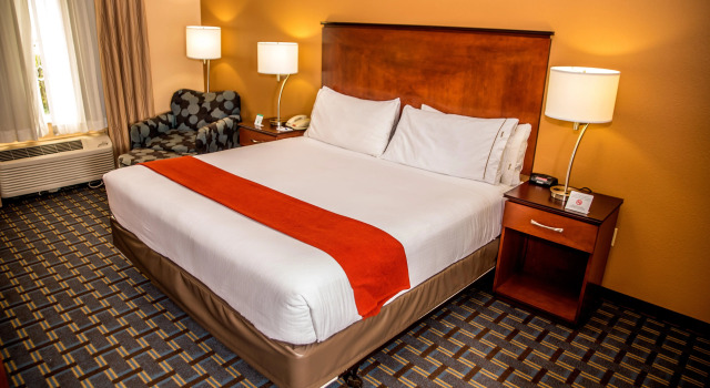 Holiday Inn Express Hotel & Suites Cocoa Beach by IHG, Забронировать Отель Коко-Бич Space Coast