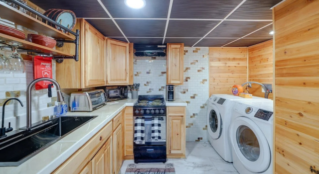 Апартаменты Beckley Studio w/ Private Hot Tub & Home Gym!