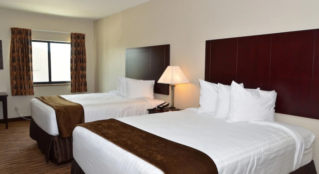 Четырёхместная студия Cobblestone Inn & Suites - Clarion