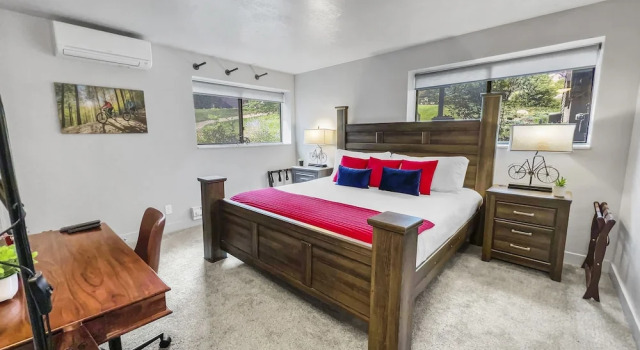 Hidden Haven At Apache Trail! 4 Bedroom Townhouse by RedAwning, Забронировать Дом для отпуска Коттеджи Парк-Сити, рядом с Полет над каньонами, Коттедж