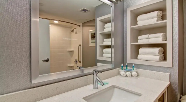 Четырёхместный номер Standard Holiday Inn Express & Suites Oshawa Downtown - Toronto Area by IHG
