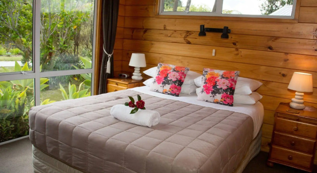 Tatahi Lodge Beach Resort, Забронировать Курортный отель Хахей Coromandel Peninsula, рядом с Cathedral Cove