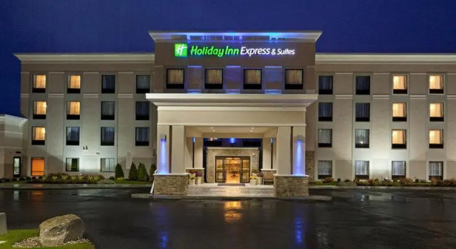 Четырёхместный люкс Holiday Inn Express & Suites Malone by IHG
