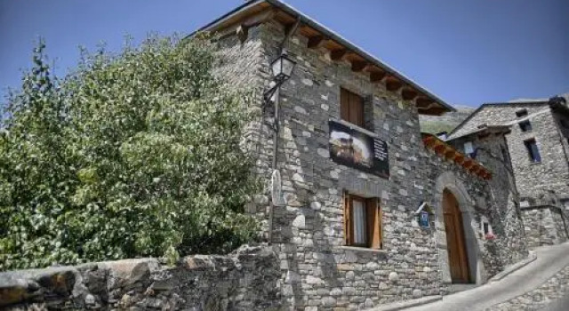 Apartamentos Casa Riu, Book Apartment Hotels in Aragon with Parking, Parking