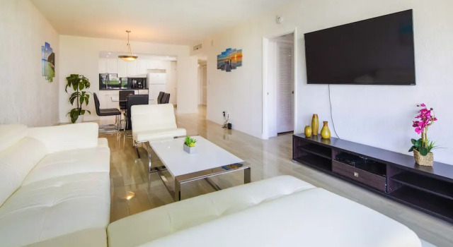 Awesome 2BR 2 BATH 1 Block to beach, Varaa Huoneisto Hotellit Miami Beach uima-altaalla, Uima-allas