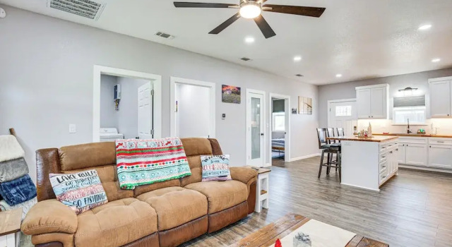 Lake Fork Cabin w/ Boat Launch & Fishing Pier, Book Hotel Hoteller i Quitman med parkering, Parkering
