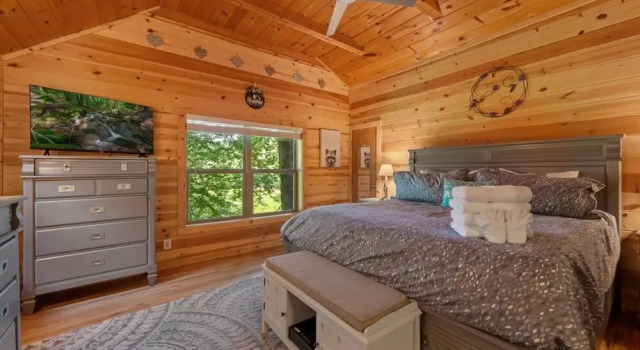 Hideaway Cabin on the Creek With Hot tub and More, Buchen Sie Hotel Dunn USA