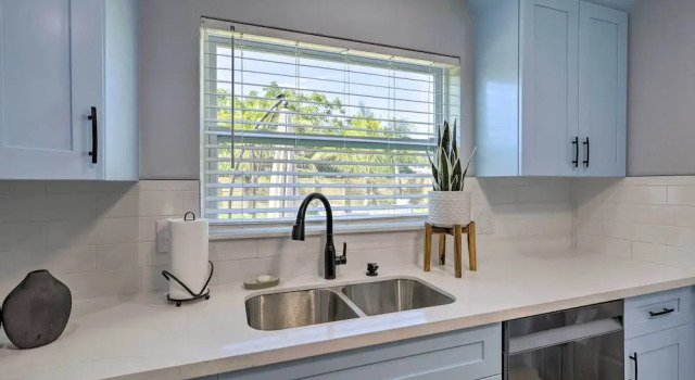 Коттедж Beach House w/ Outdoor Kitchen, Walk to Coast