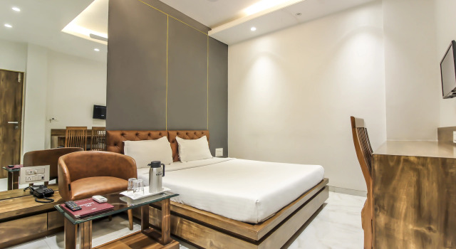 Tirupati International, Rezerwuj Hotel Hotele w Surat z parkingiem, Parking