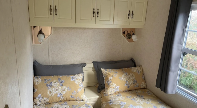 Captivating 2-bed Static Caravan on Private Land, Book Feriehus Sommerhuse i Henryd, Hytte