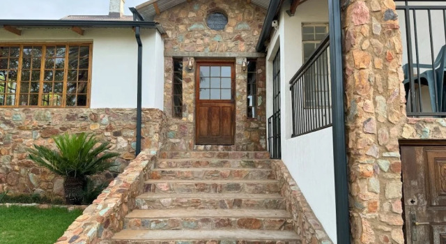 "room in B&B - Adnaan's Secret Garden: Blue Room", Boek Bed and Breakfast Johannesburg Gauteng