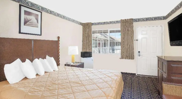 Номер Standard Days Inn by Wyndham Fresno Central