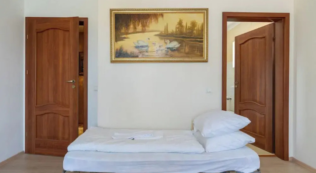 Трёхместный номер Classic с видом на внутренний двор FarawayHomes Aparthotel Near Vienna Airport - Anytime Self Check-In