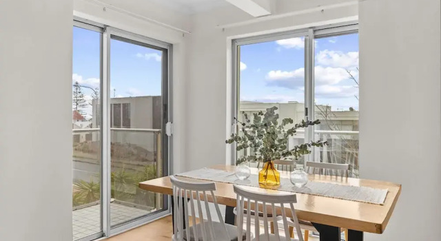 Апартаменты Stylish 2-bed Home Steps From Henley Beach