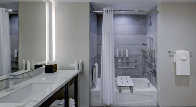 Четырёхместный люкс Mobility Accessible with bathtub с 2 комнатами Embassy Suites By Hilton Virginia Beach Oceanfront Resort