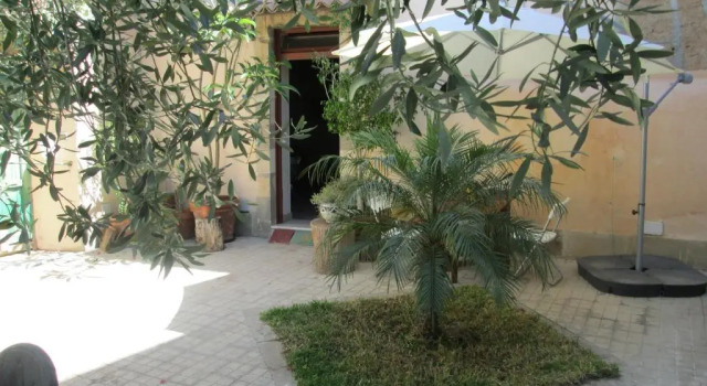 Коттедж House with Garden