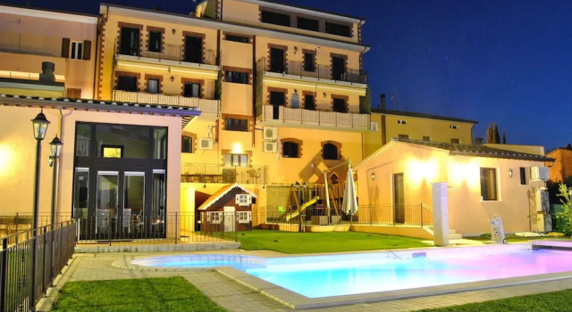 Appartamenti Brufa Civico VPSG 13/17, Book Hotel Hoteller i Torgiano med pool, Swimmingpool