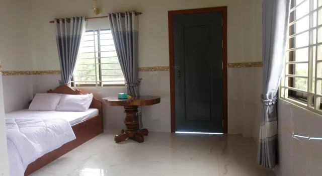 Hill Top Homestay, Rezerwuj Hotel Hotele w Mondulkiri Province z parkingiem, Parking