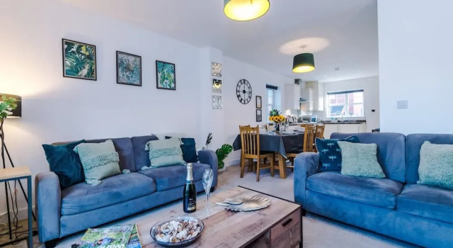 Modern House Ideal for Contractors Sleeps 8, Book Lejlighed Crewe 