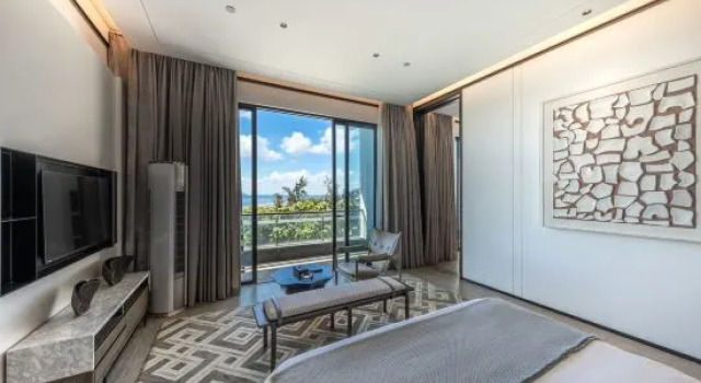 Люкс с балконом и с видом на море Sanya Haishi Pool Design Homestay (West Island Tourist Scenic Area)