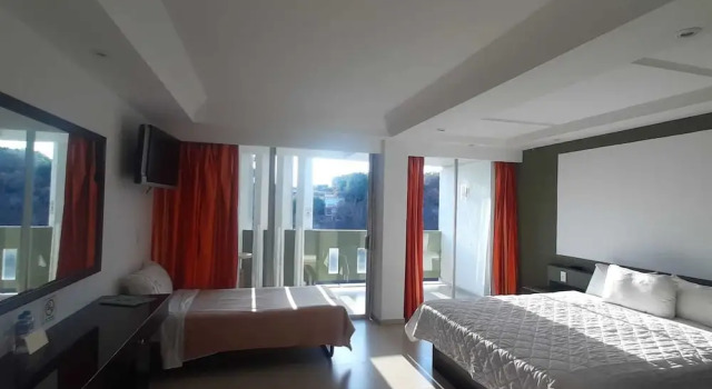 Трёхместный семейный номер Standard с балконом и с видом на внутренний двор Hotel Borda Cuernavaca