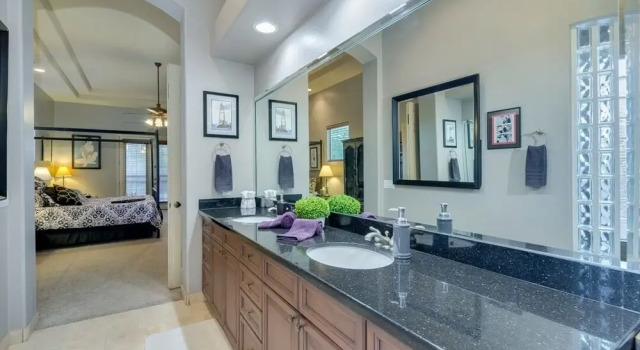 Immense Chandler 5 Bedroom Home Sleeps 10 Comfortably! Game Room Putting Green, Heated Pool and Spa. by RedAwning, Prenota Hotel Chandler 