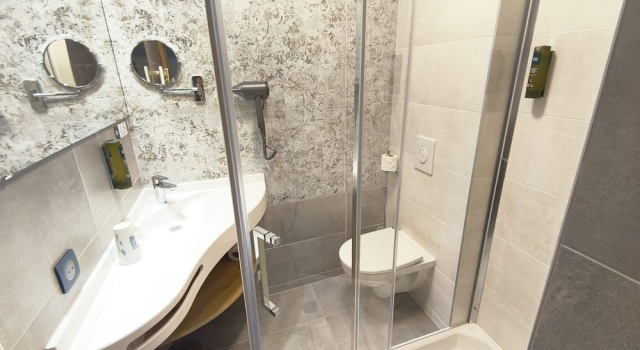 Номер Superior с балконом и с видом на реку Logis Hôtel Restaurant Les 2 Rives - A75, en bordure de rivière