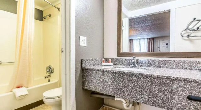 Четырёхместный номер Standard Econo Lodge Gastonia North
