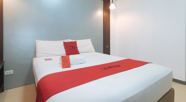 Номер Deluxe RedDoorz Plus at EDSA Congressional