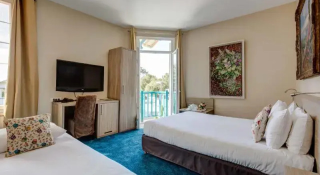 Трёхместный номер Standard с красивым видом из окна The Originals Boutique Hôtel La Villa Ouest & Spa
