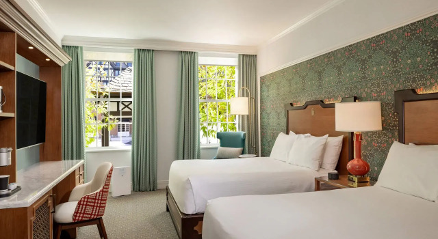 Четырёхместный номер Standard Hotel Roanoke & Conference Center, Curio Collection by Hilton