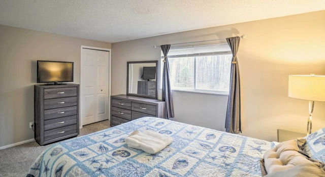 Charming Columbus Home ~ 7 Mi to Ohio State!, Book Feriehus Villaer i Columbus, Villa