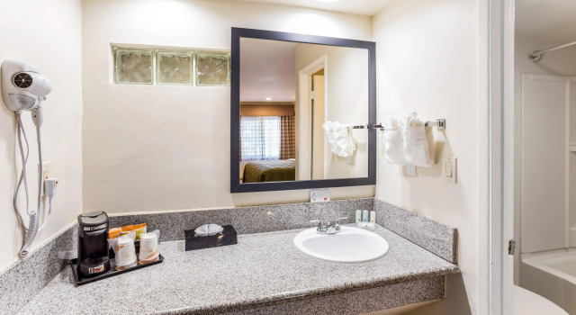Четырёхместный номер Standard Mount Vernon Inn Escondido Downtown