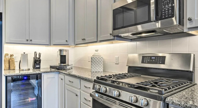Апартаменты Tasteful Durham Townhome - 6 Mi to Downtown