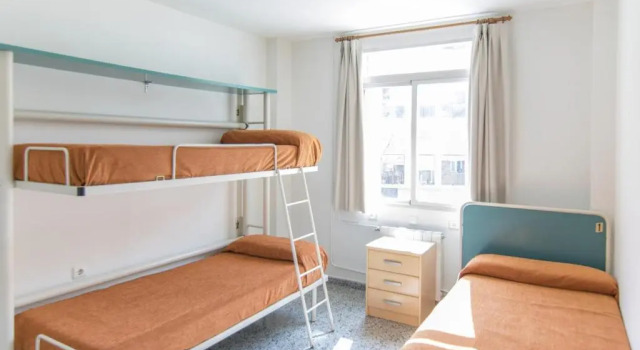 Кровать в общем номере Albergue Inturjoven Granada
