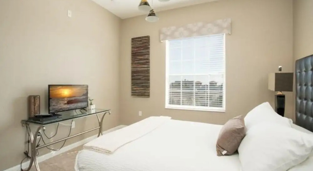 Lake View 3 Br Condo by RedAwning, Rezerwuj Hotel Hotele w Kissimmee z basenem, Basen