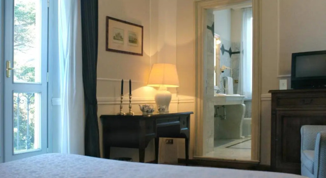 Полулюкс Hotel Flora