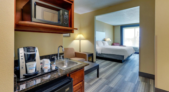 Двухместный люкс Holiday Inn Express & Suites Richmond by IHG