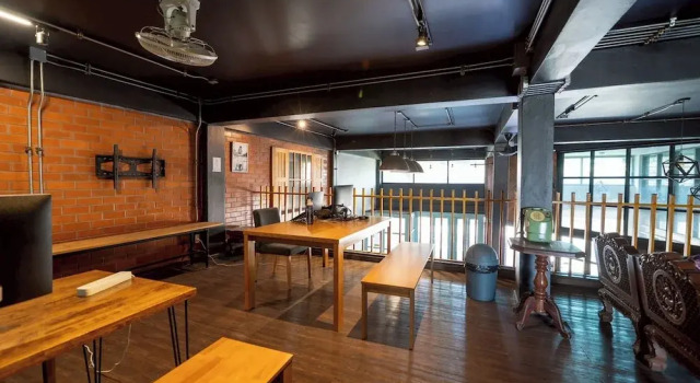Кровать в общем номере с балконом Koenji Guest House & Bar Chiang Mai