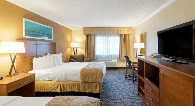 Четырёхместный номер Standard с видом на внутренний двор Clarion Hotel Detroit Metro Airport