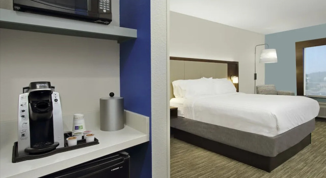 Четырёхместный люкс Holiday Inn Express & Suites Columbus North by IHG